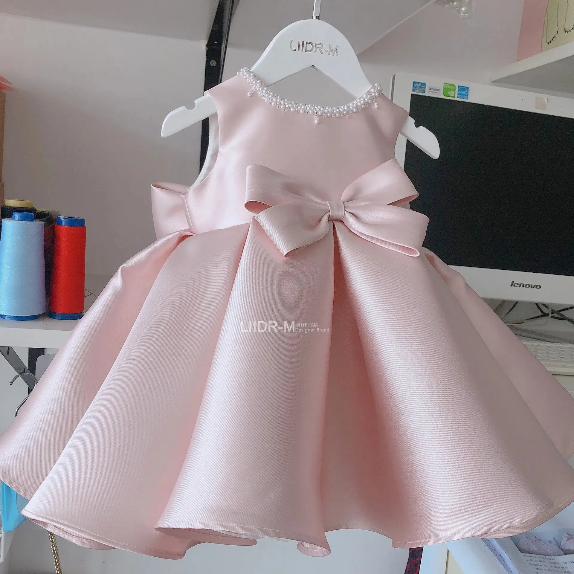 Pink Satin Flower Dresses For Wedding Appliqued Ball Gown Toddler Gowns Tulle Pearls Big Bow Bridesmaid Girl Pageant First Communion Dress 403