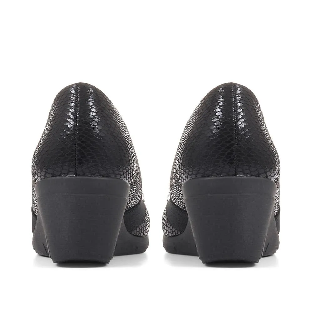 Wedge Heeled Court Shoes - WK36005 / 322 575